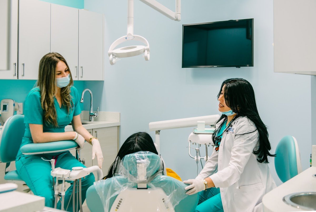 Deluxe Dental photo 1